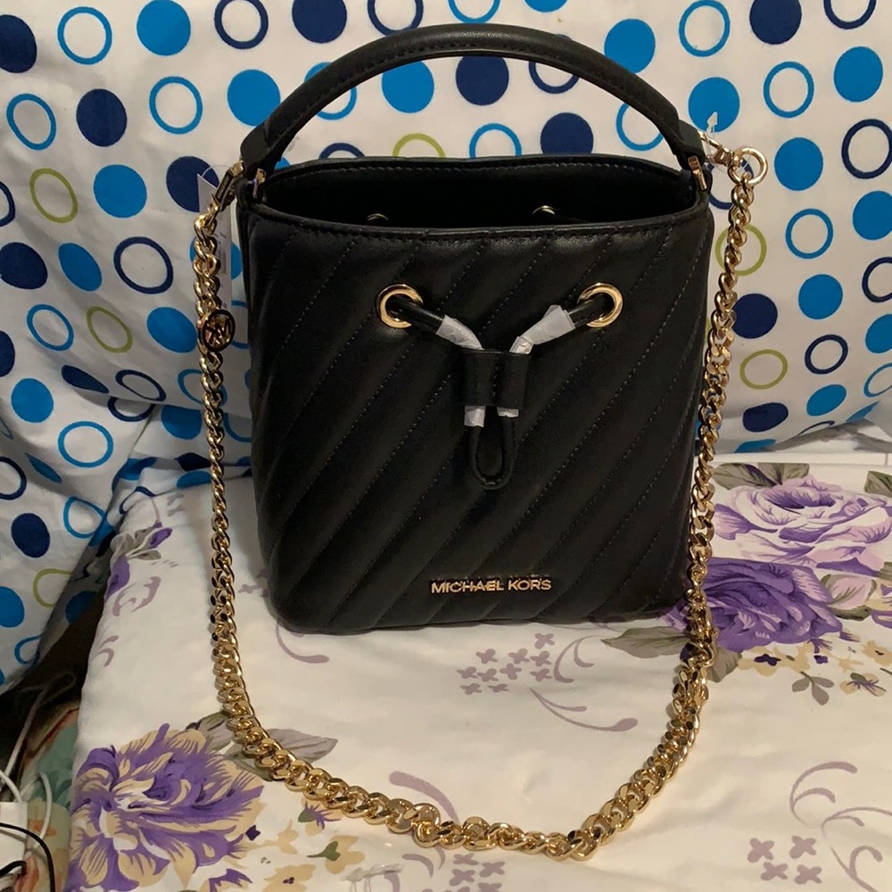 💯 %Authentic Michael Kors Quilted bucket bag